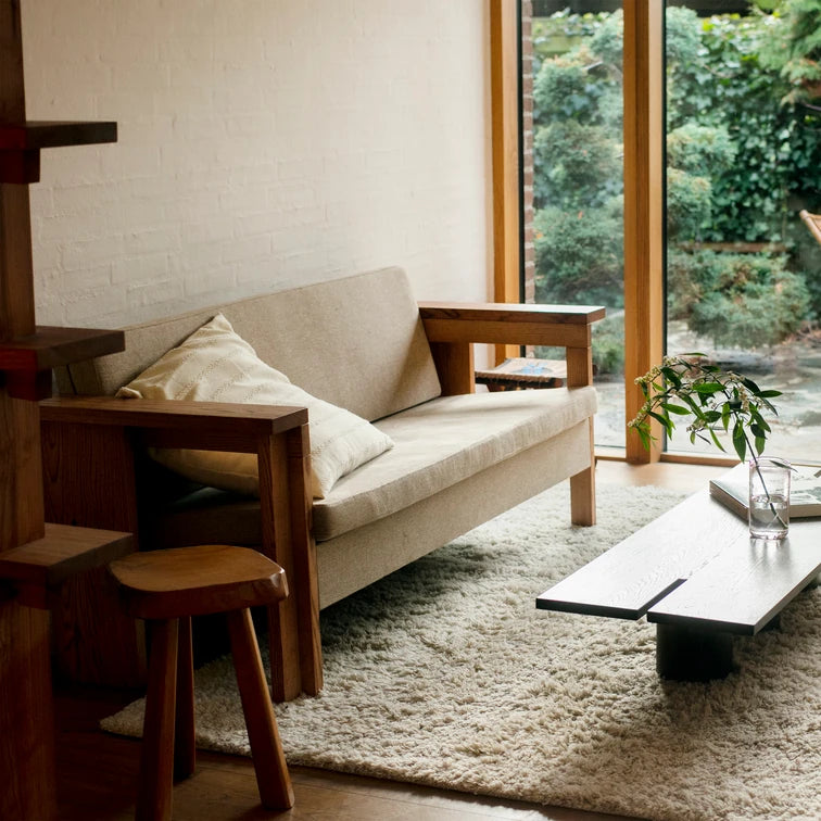 Sofá Symmetry Couch | Ash Wood / Oat Fabric