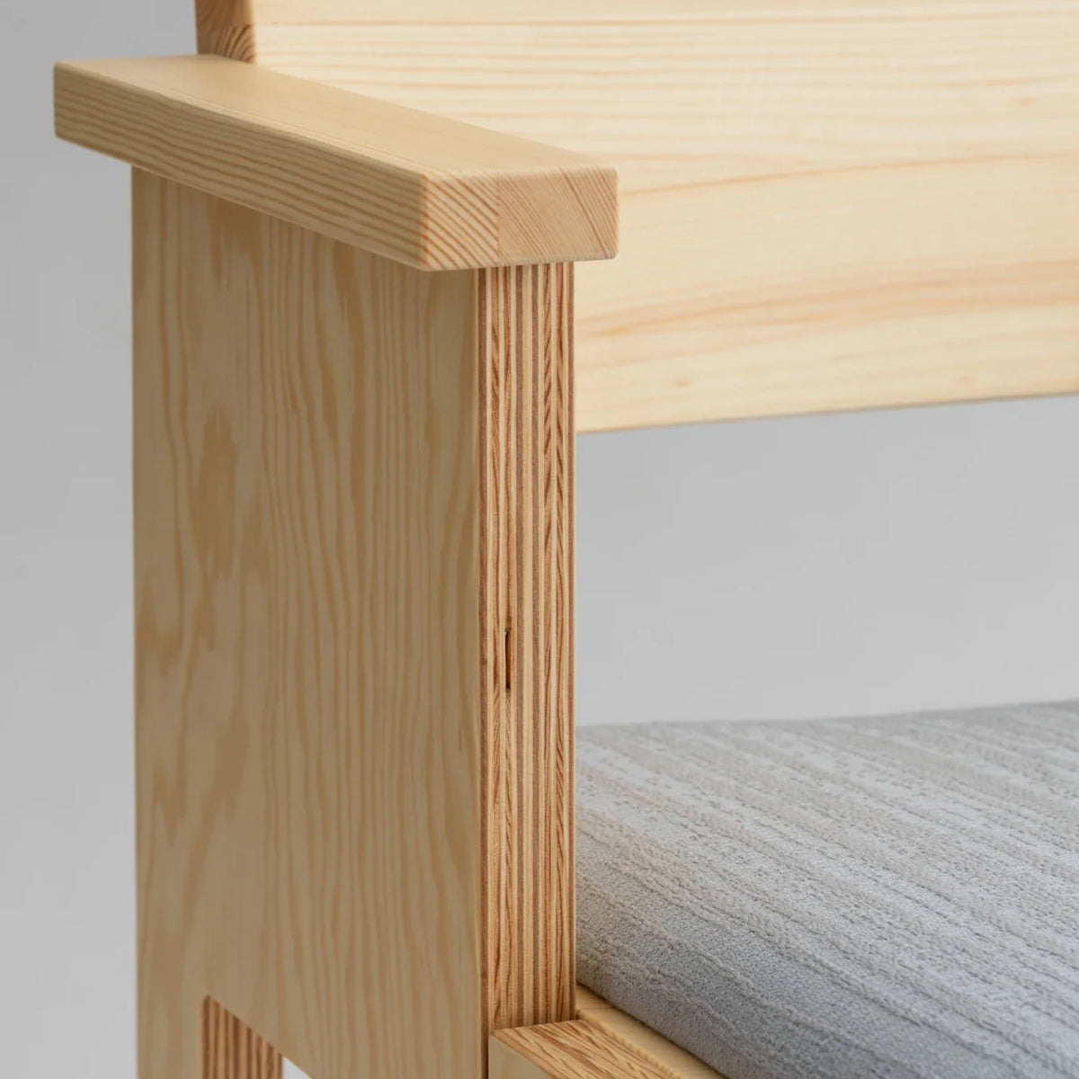 Silla de comedor con brazos Maasto 016 | Tapizada