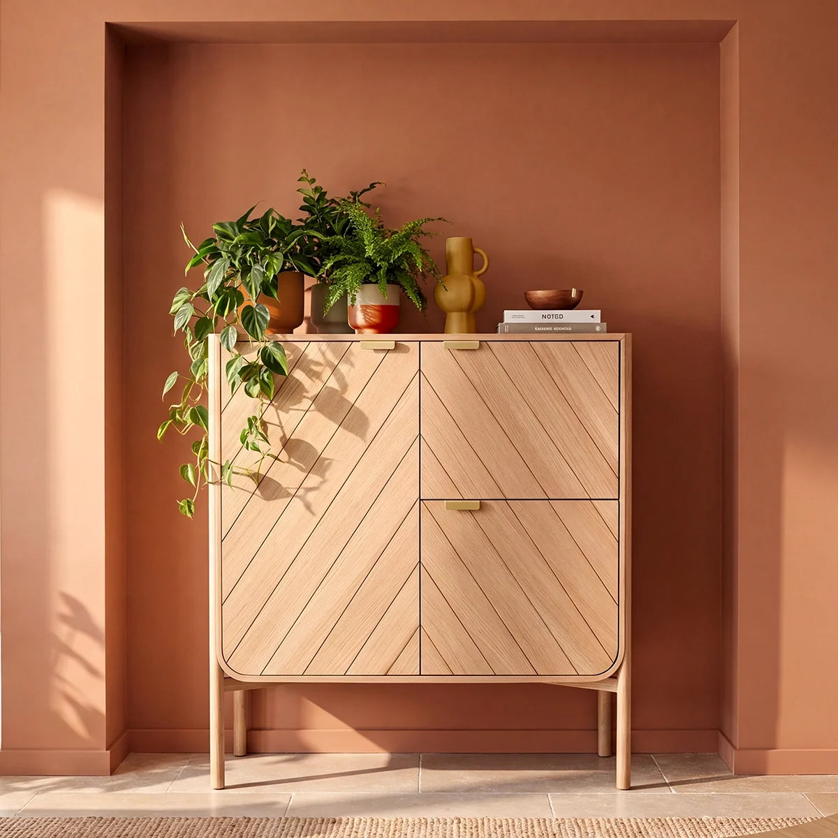 Aparador de diseño en madera con amplio espacio de almacenaje