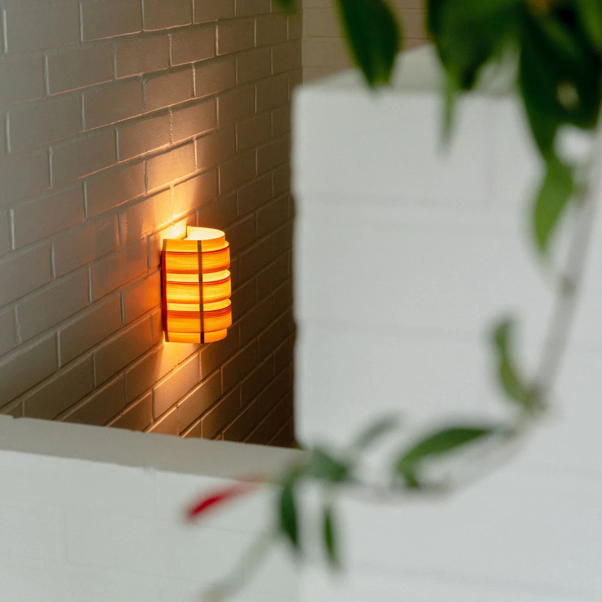Lámpara de pared de diseño en madera natural para interiores modernos y sofisticados