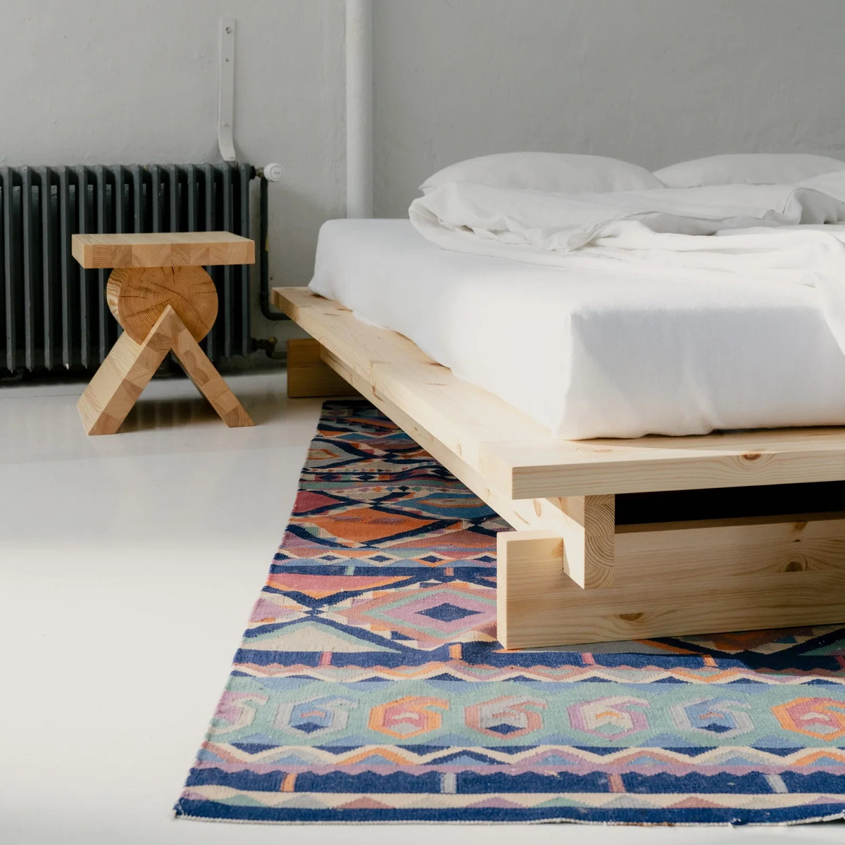 Cama de madera maciza con estructura de plataforma baja
