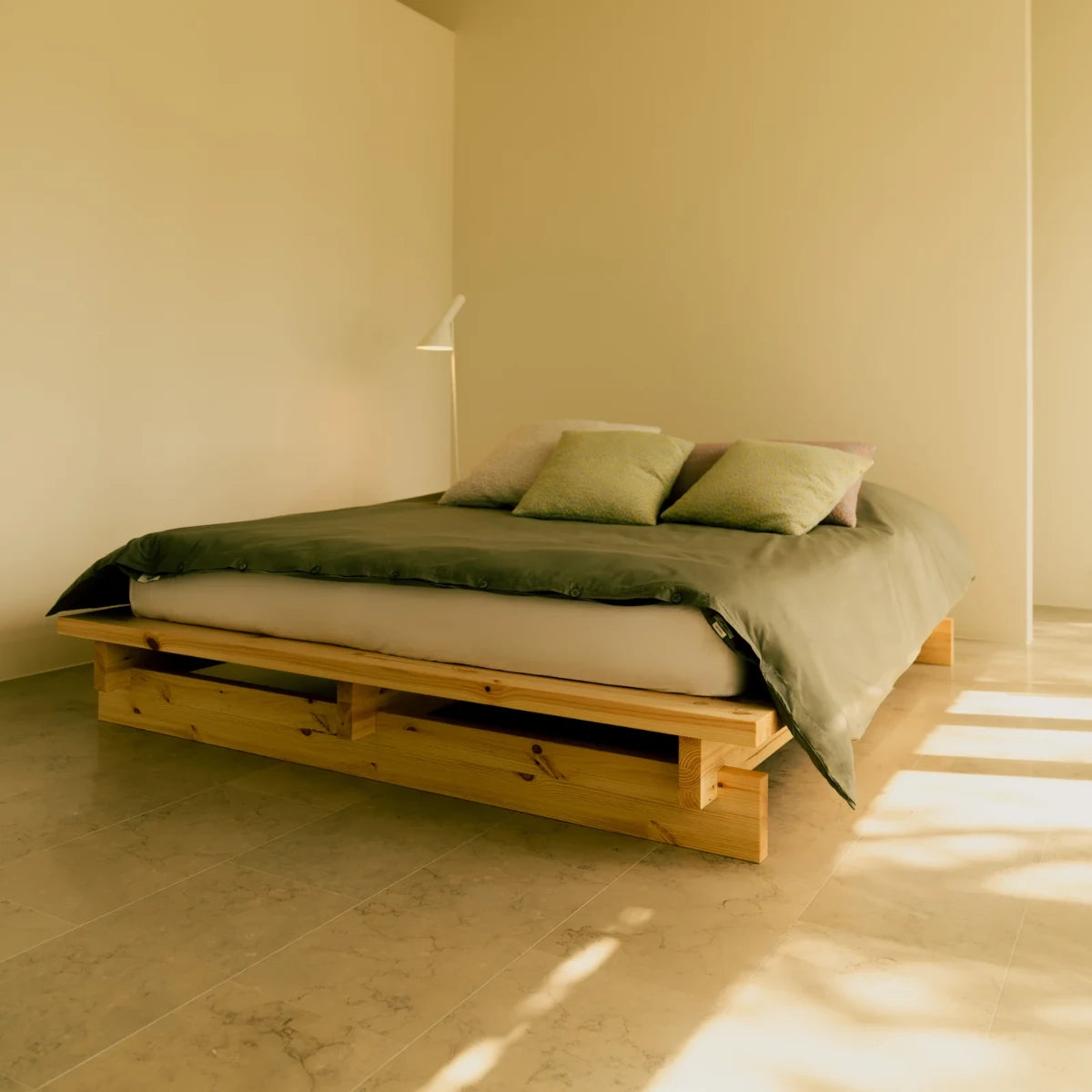 Cama de diseño nórdico con estructura de madera vista