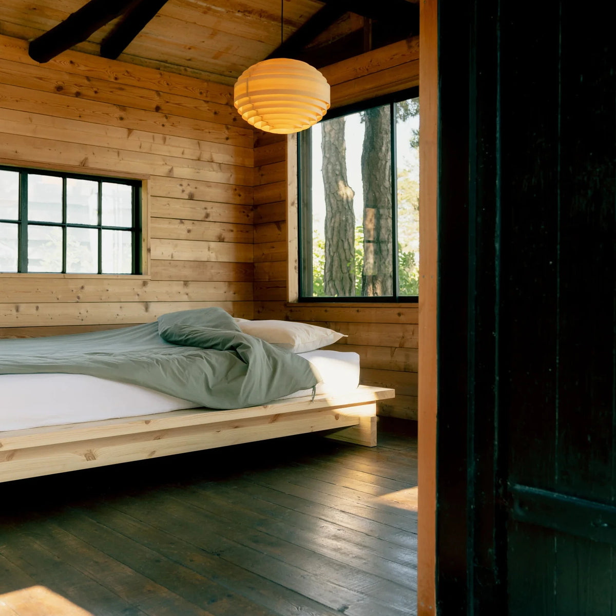 Cama de matrimonio de madera maciza con diseño nórdico