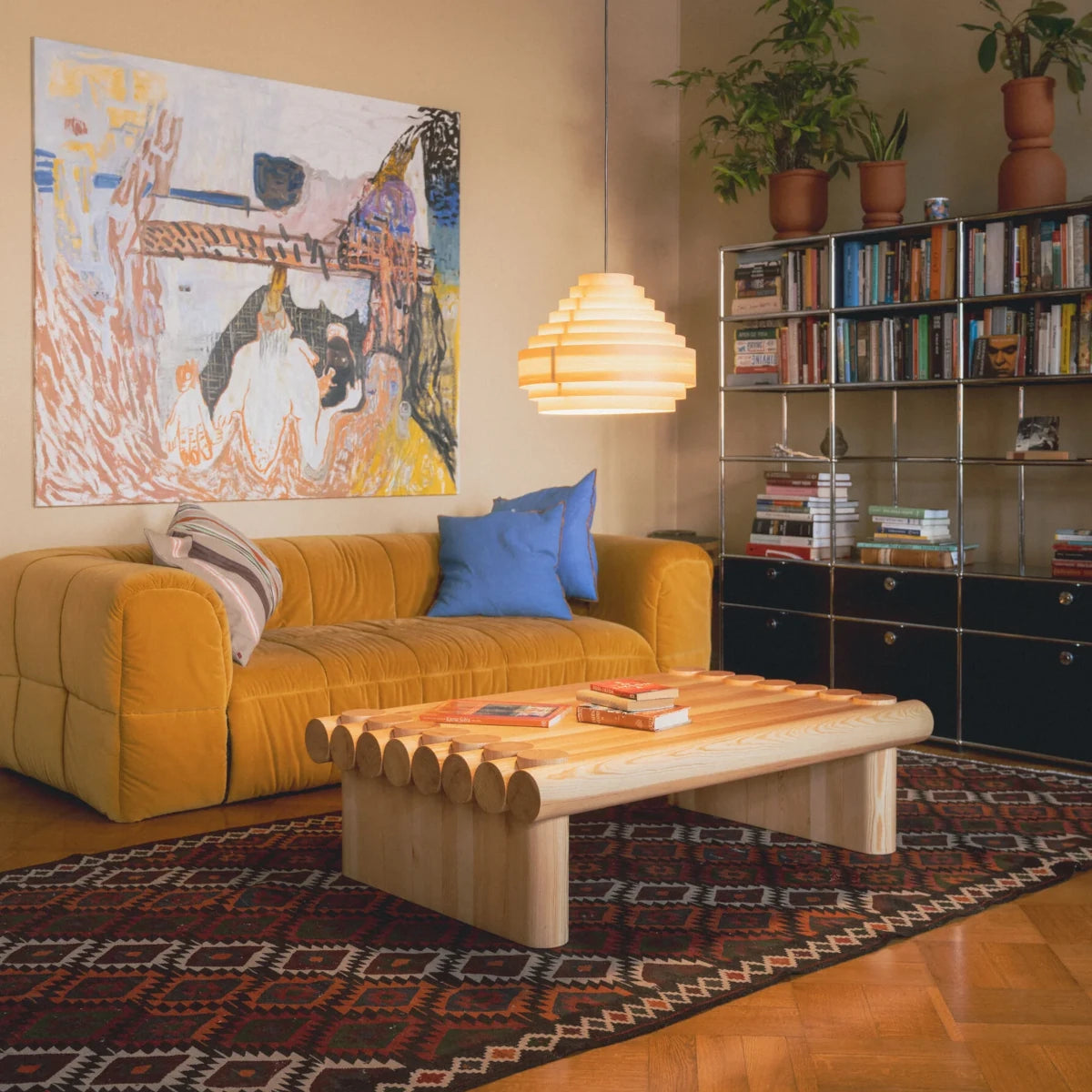 Lámpara de diseño escandinavo con pantalla de madera y luz suave