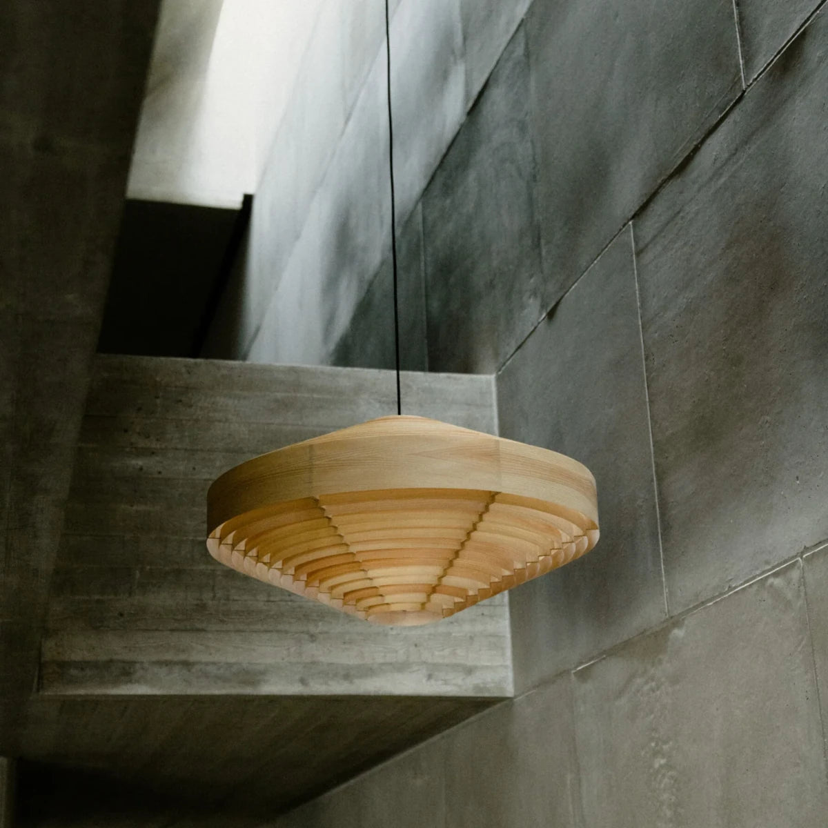Lámpara colgante de madera para proyectos de interiorismo