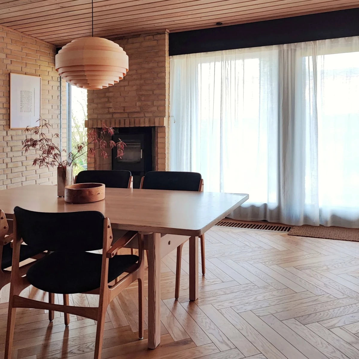 Lámpara de techo de madera con iluminación cálida para ambientes acogedores