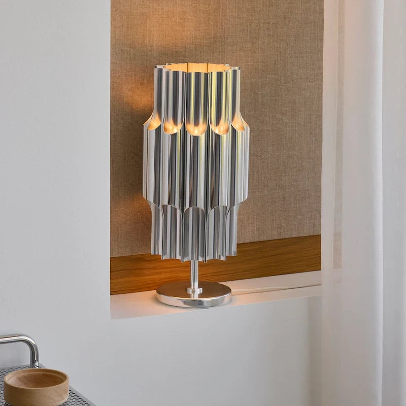 Lámpara de mesa de diseño en aluminio