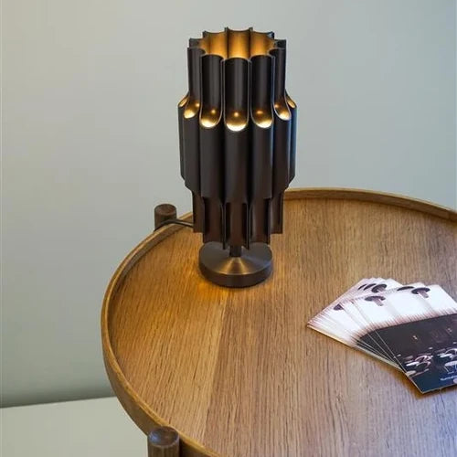 Lámpara de mesa metálica de diseño contemporáneo