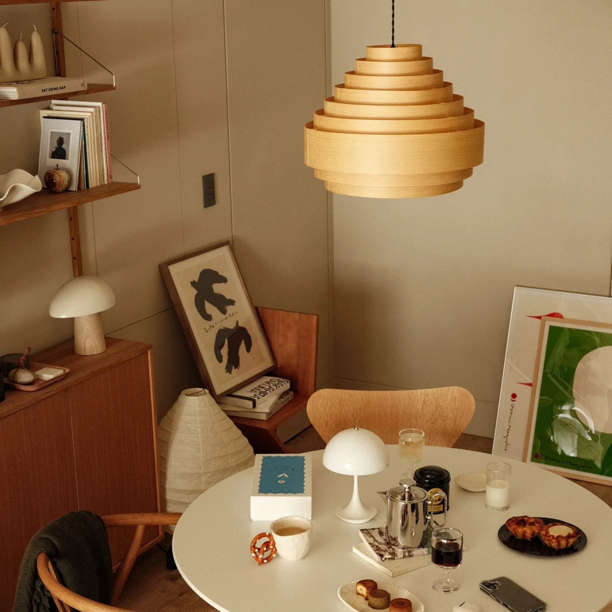 Lámpara de madera natural para salones elegantes y contemporáneos