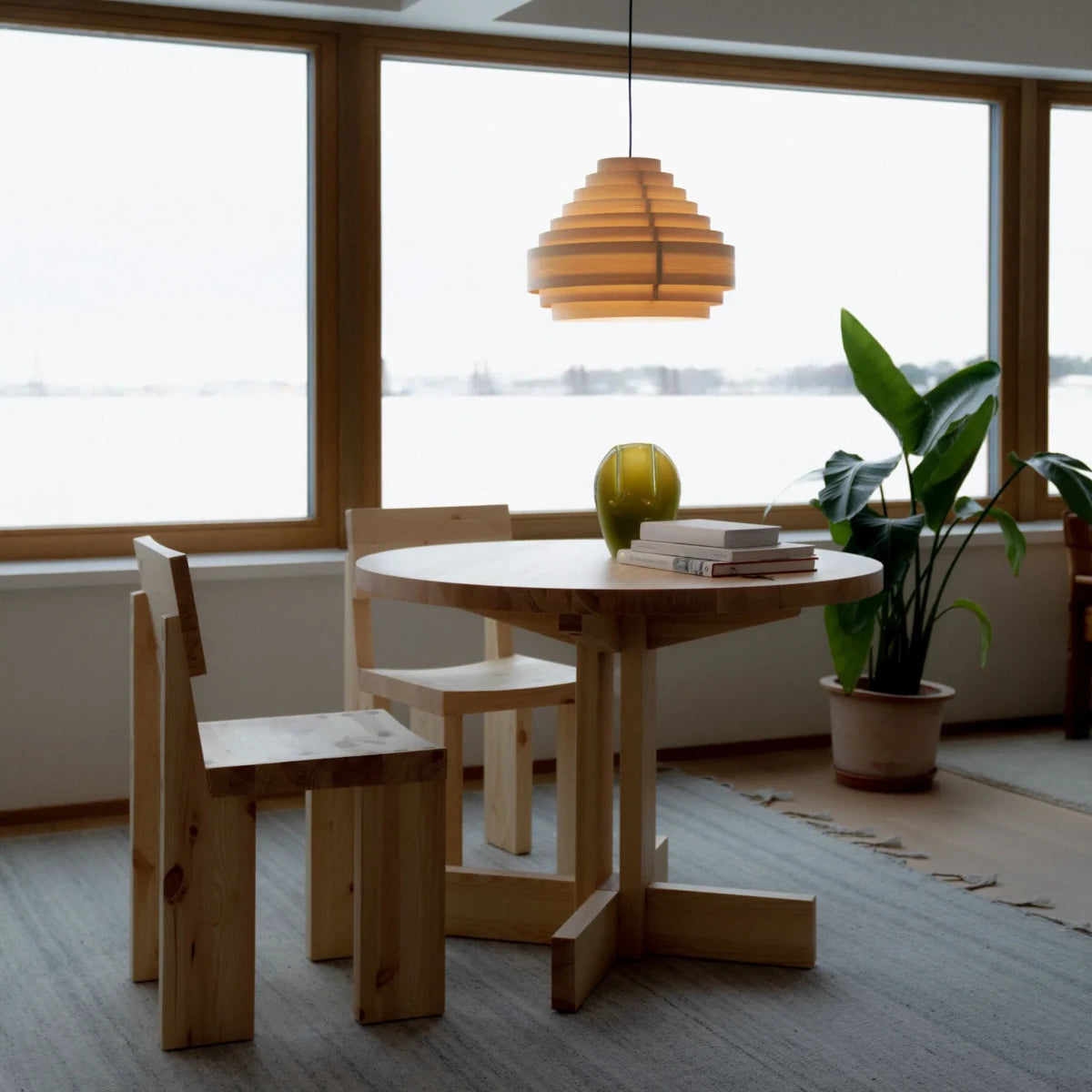 Lámpara colgante de madera natural ideal para iluminar el salón