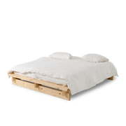 Cama de diseño japonés con plataforma de madera maciza