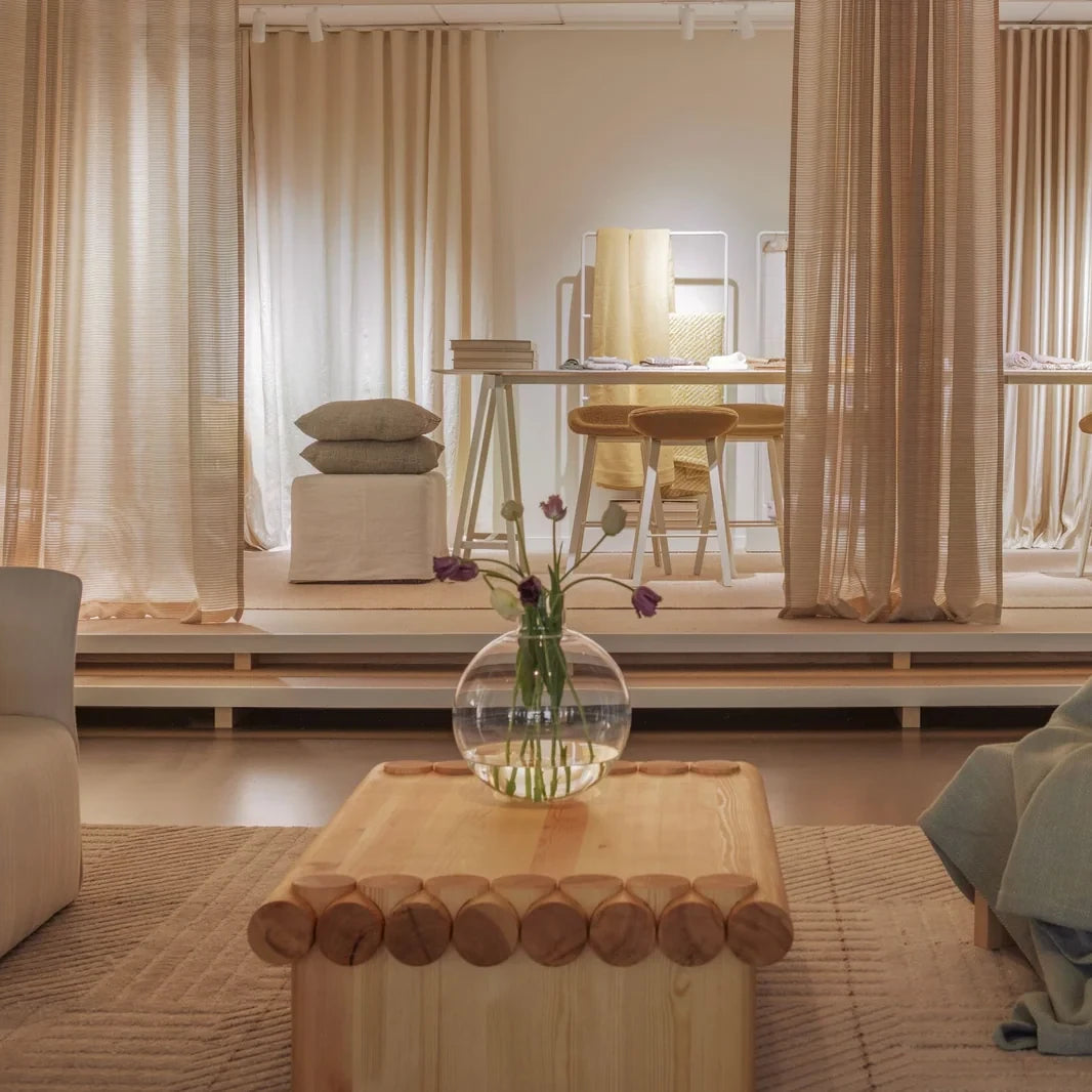 Mesa de centro de madera maciza con diseño contemporáneo