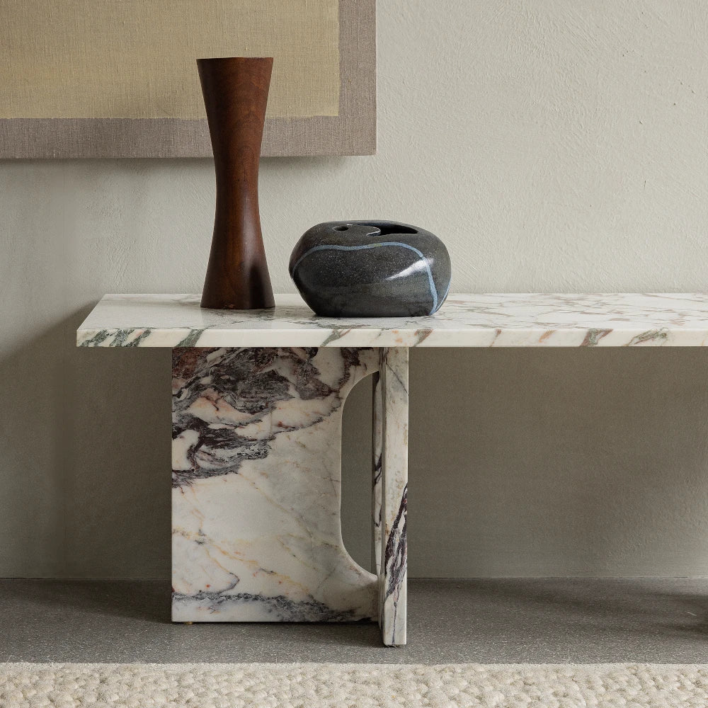 Mesa de centro de diseño en mármol natural con estilo nórdico y líneas minimalistas.