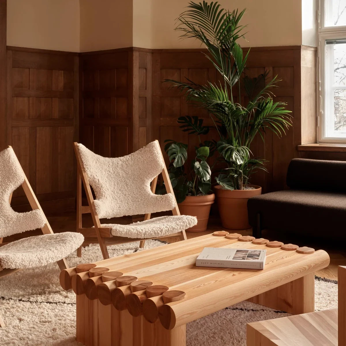 Mesa baja de madera con detalles originales y acabado natural