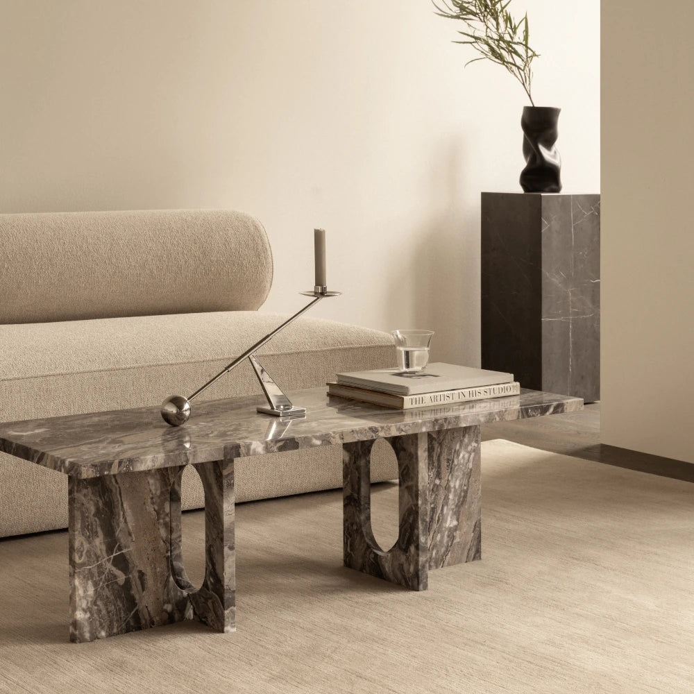 Mesa de centro de mármol blanco Carrara de diseño para salón moderno e interiorismo en Madrid.