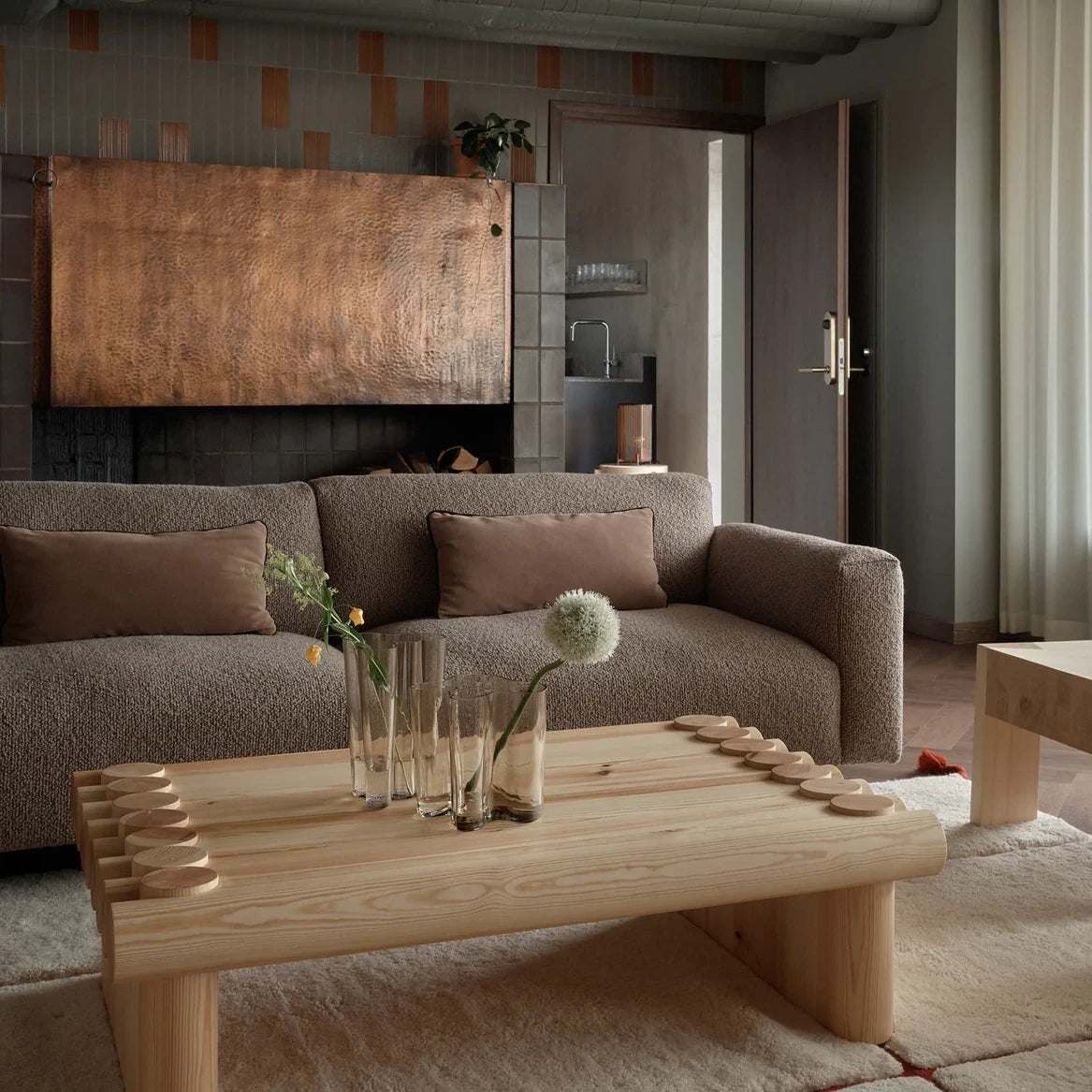 Mesa de centro de madera natural para espacios cálidos y sofisticados