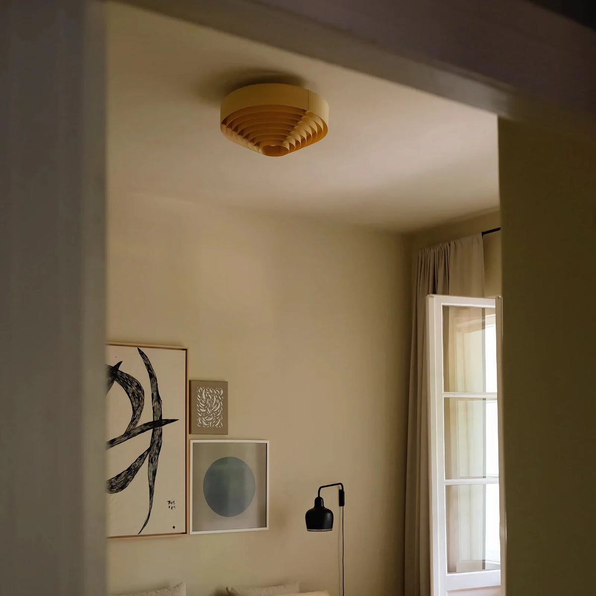 Plafón de diseño contemporáneo con iluminación cálida y acogedora