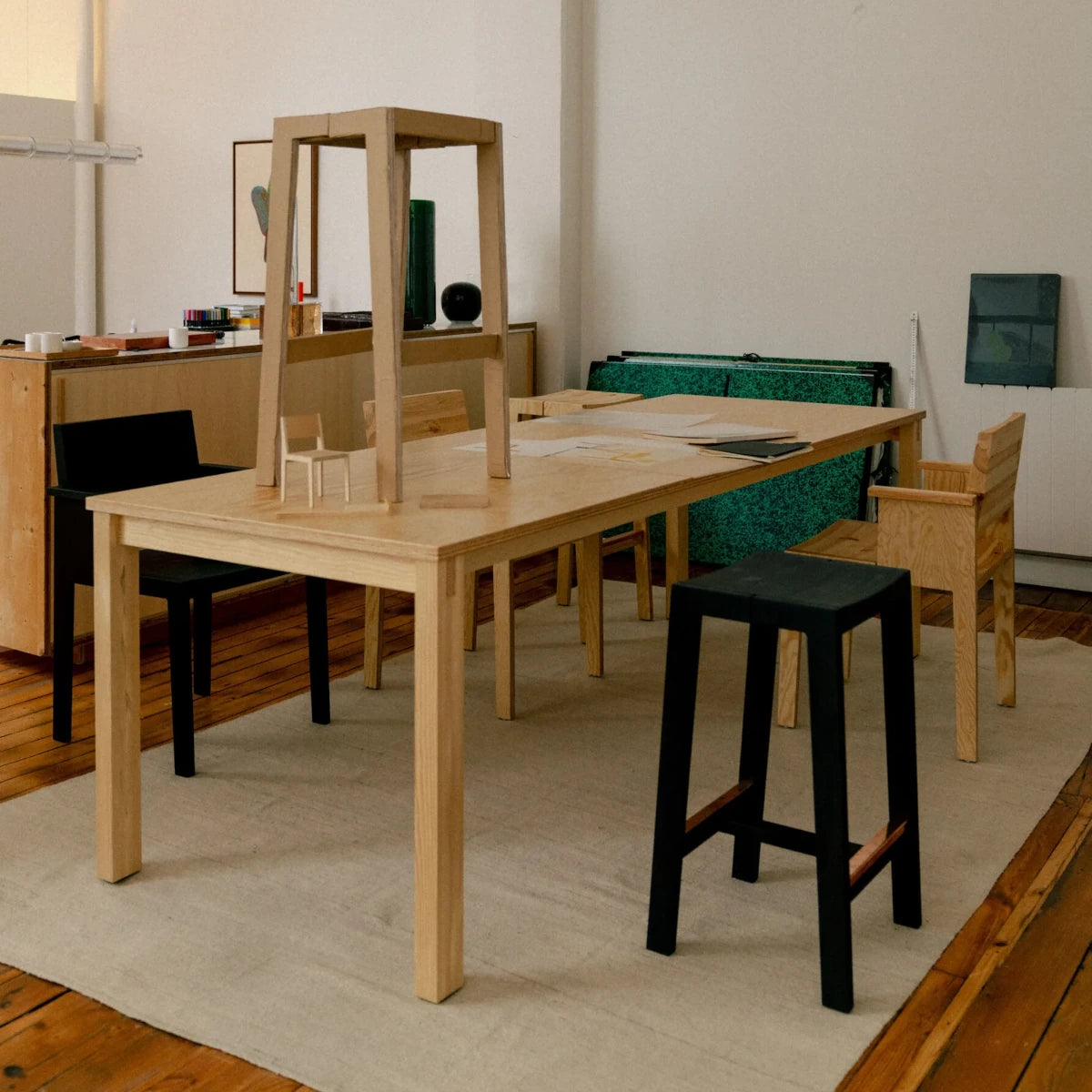 Silla de comedor minimalista para ambientes modernos y acogedores