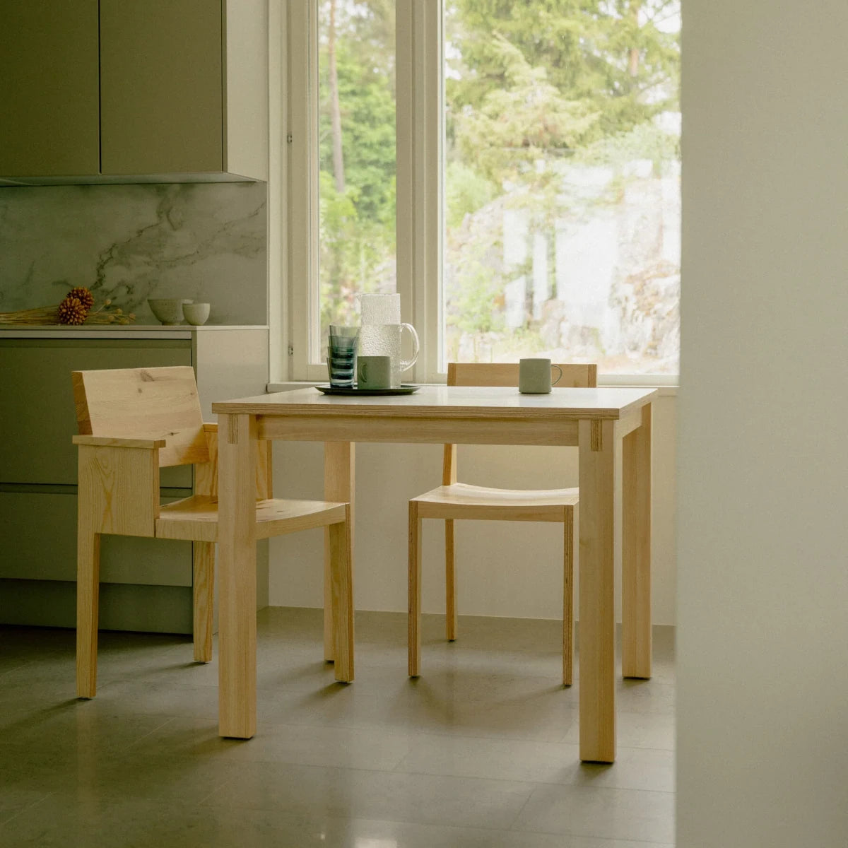 Sillón de comedor de diseño escandinavo en madera natural