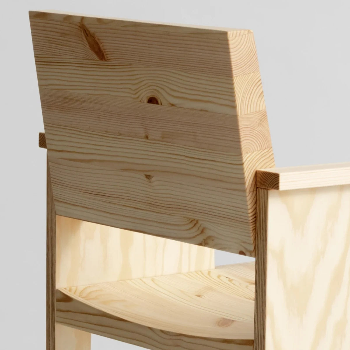 Silla de diseño contemporáneo con brazos y respaldo de madera