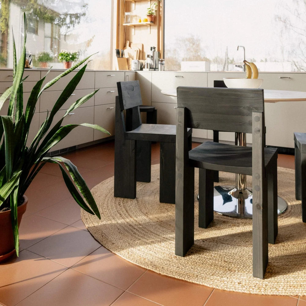 Silla de madera natural para interiores contemporáneos