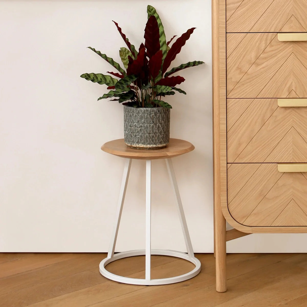 Taburete de diseño con asiento redondo de madera