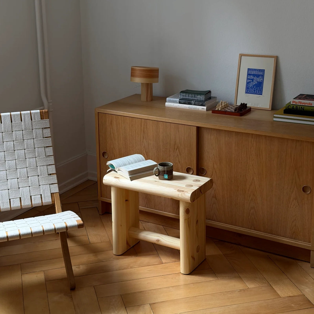 Taburete de madera maciza con asiento rectangular