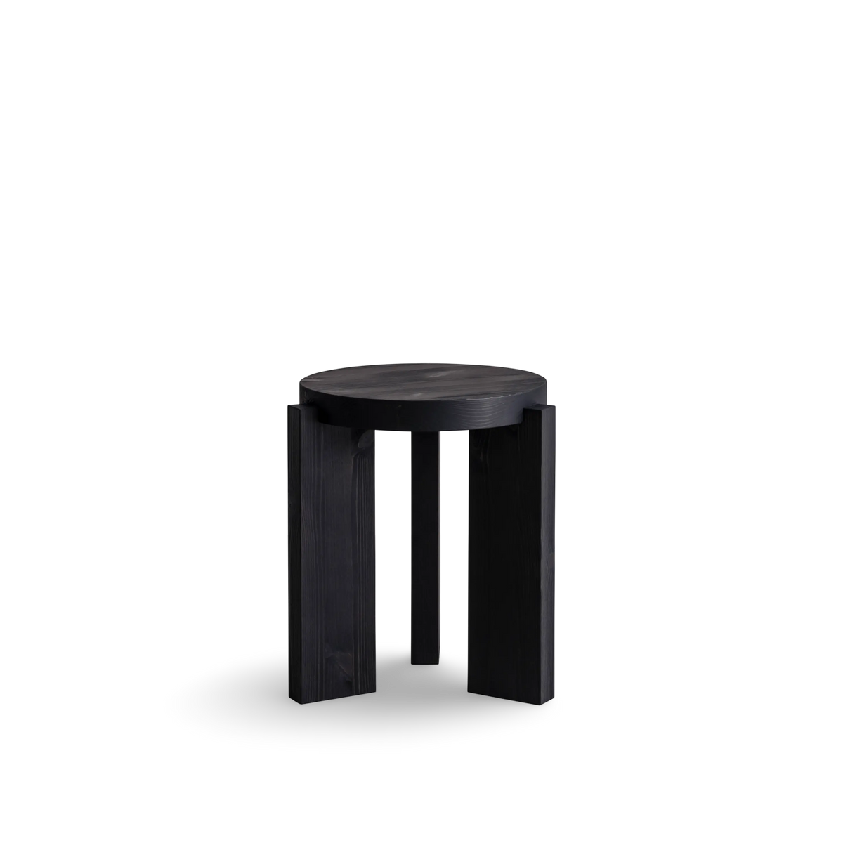 Taburete auxiliar de madera con diseño moderno y estructura original.