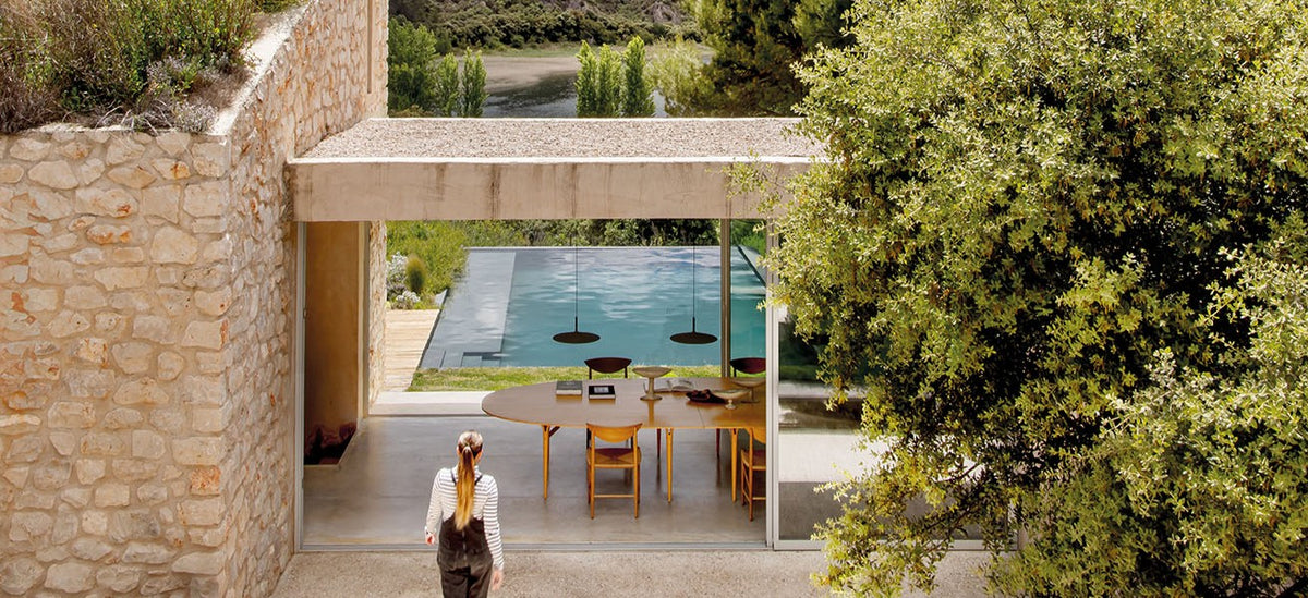 Arquitectura de Villa Icaria integrada en el paisaje natural de Guadalajara